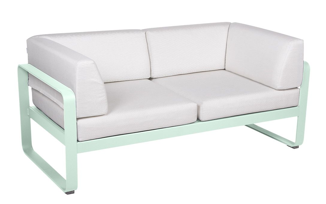 Bellevie 2-Sitzer Outdoor Sofa von Fermob in Mintgrün mit weißen Polstern für Garten und Terrasse.
