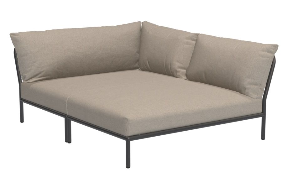Level 2 Cozy Corner Outdoor Sofa von Houe mit beigen Kissen und schwarzem Rahmen.