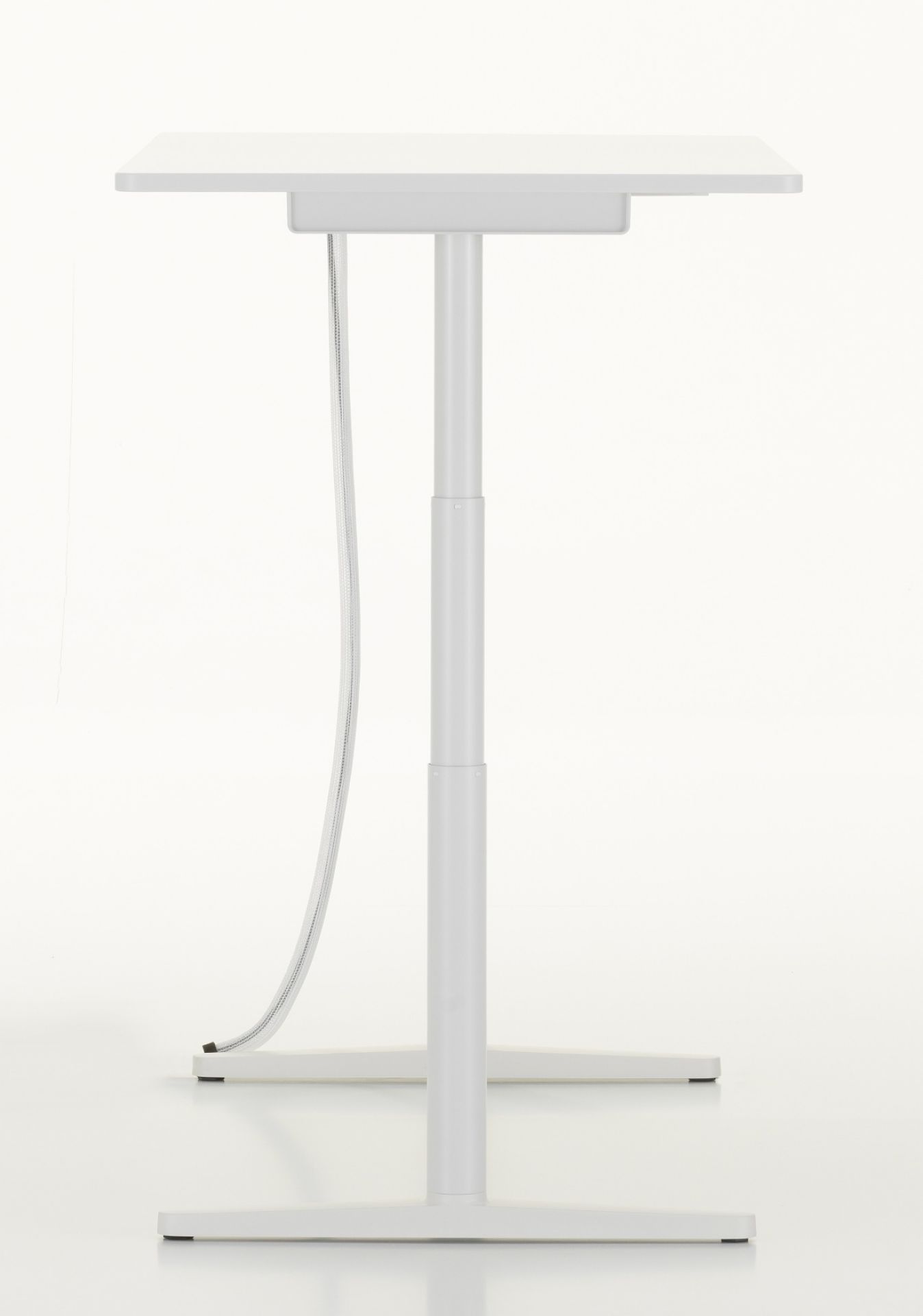 Weißer Tyde Steh-Sitz-Tisch von Vitra, höhenverstellbar, modernes Design für ergonomisches Arbeiten im Büro.