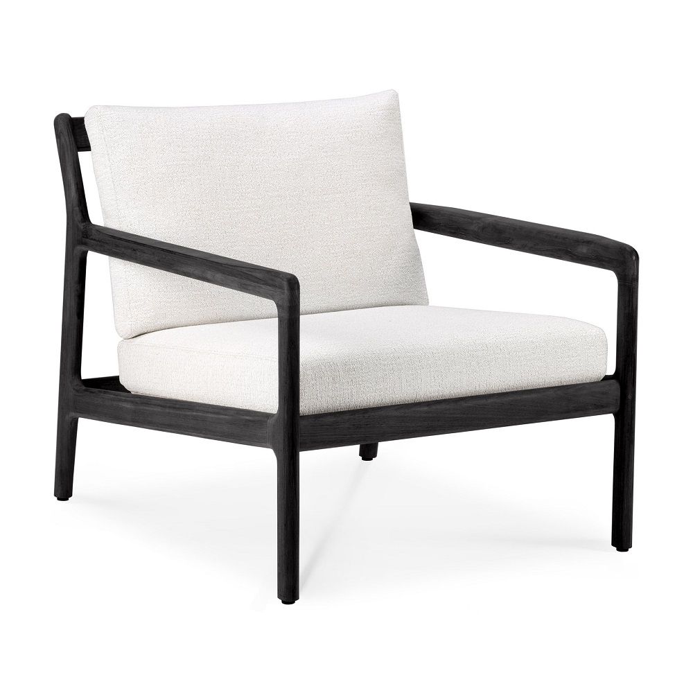 Jack Outdoor Loungesessel von Ethnicraft: Schwarzer Teakholz-Rahmen mit weißen Polsterkissen für den Garten.