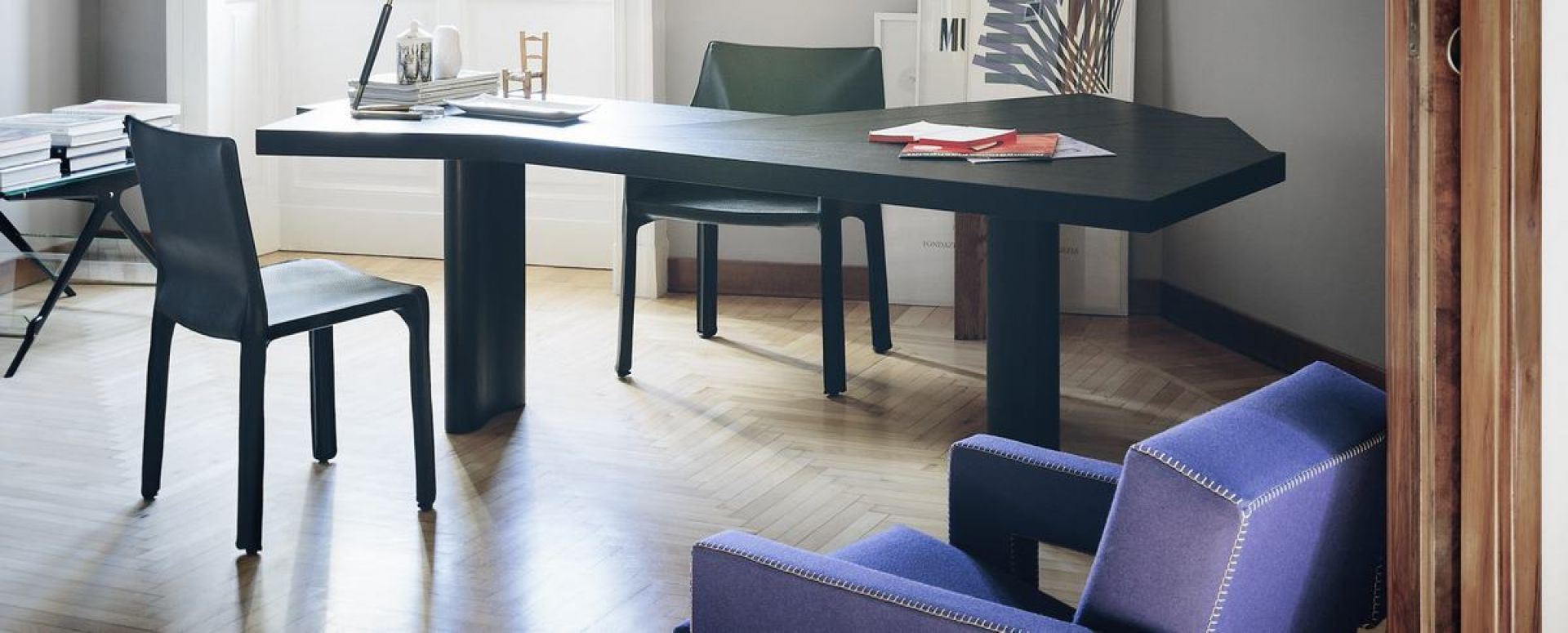 Schwarzer Cassina 412 Cab Chair Standard Stuhl im modernen Interieur mit Schreibtisch und Parkettboden.