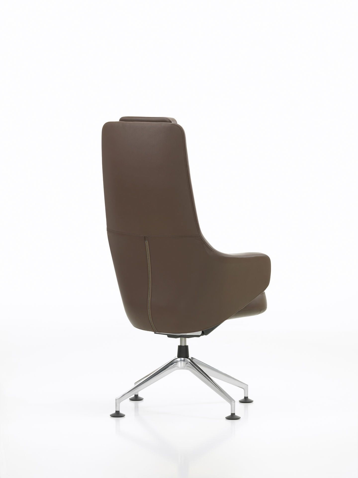 Rückansicht des braunen Grand Conference Highback Stuhls von Vitra mit Chromfußkreuz.