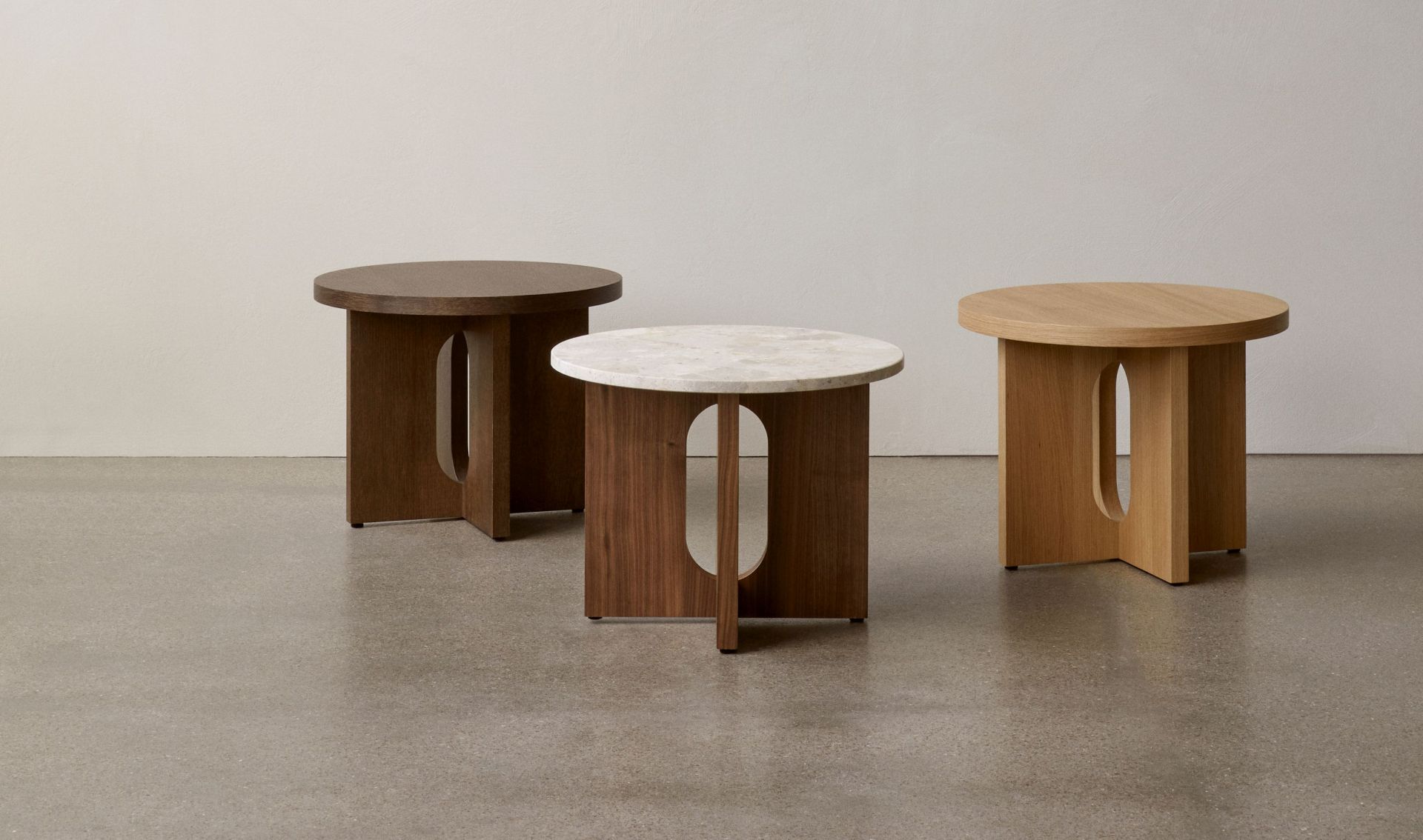 Drei Androgyne Beistelltische von Audo, Walnuss und Kunis Breccia Stone, moderne Möbel.