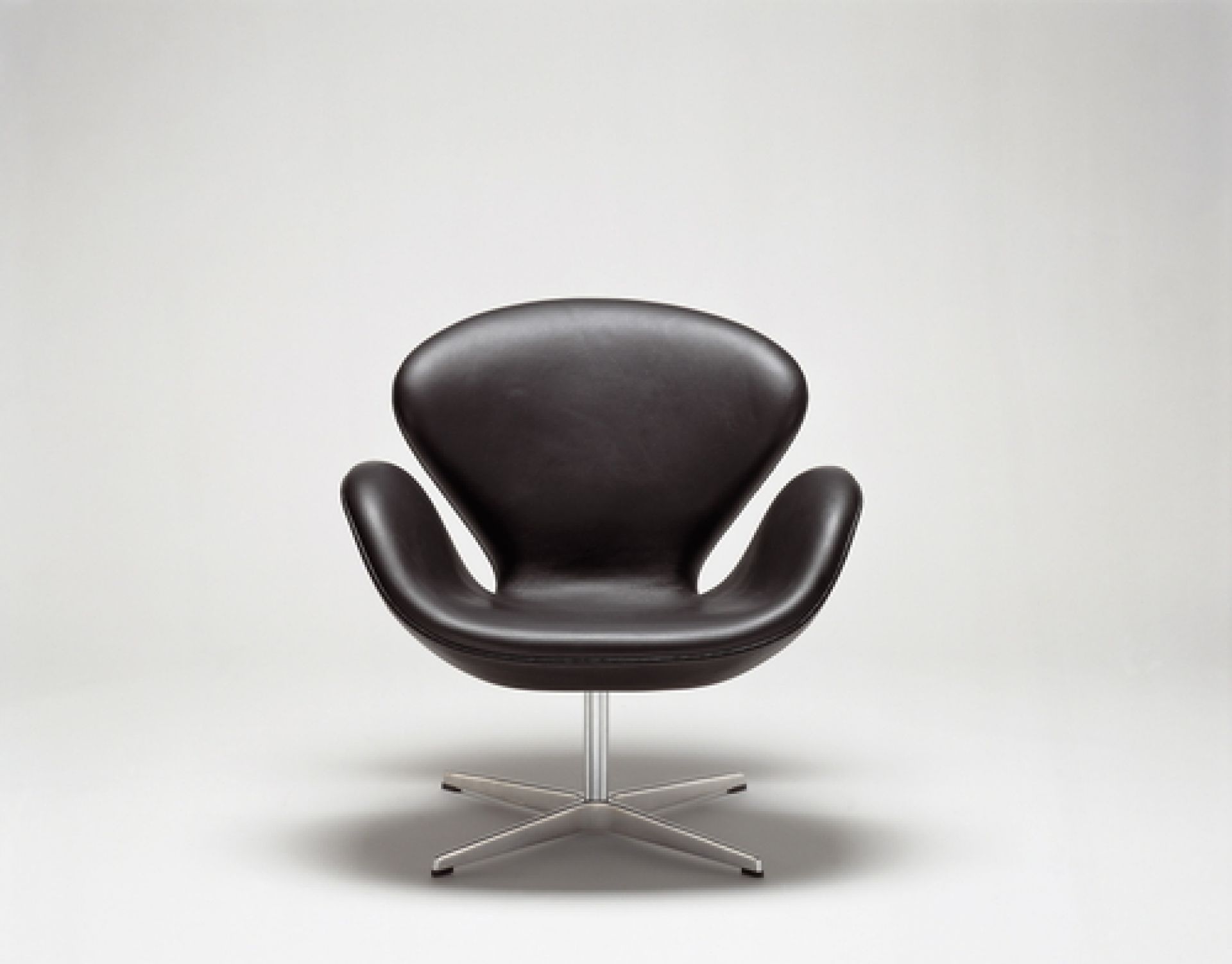 Brauner Schwan Sessel von Fritz Hansen mit Drehfuß aus Metall, modernes Designmöbel.