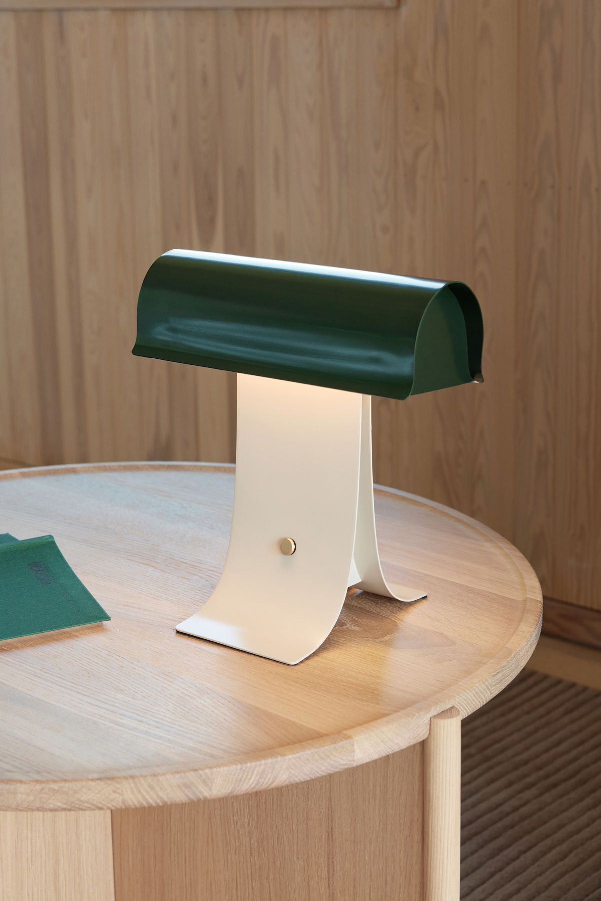 Dunkelgrüne Archive Tischleuchte von Northern (B25cm) auf einem Holztisch, modernes Design.