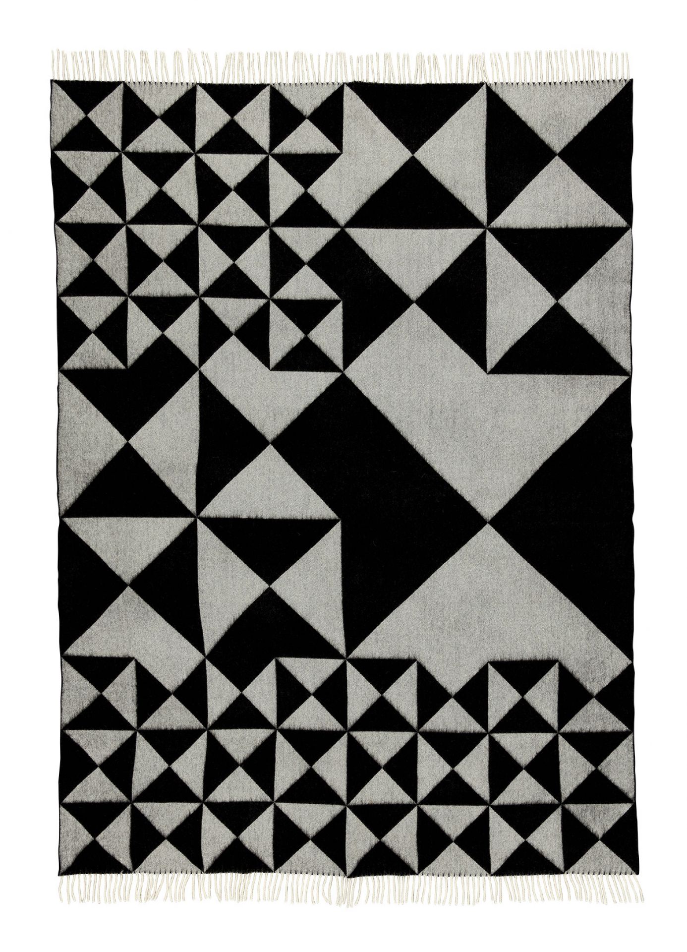 Mirror Throw Überwurf von Verpan mit abstraktem, schwarz-weißem Dreiecksmuster und Fransen. Kuschelige Wohndecke für Sofa oder Bett.