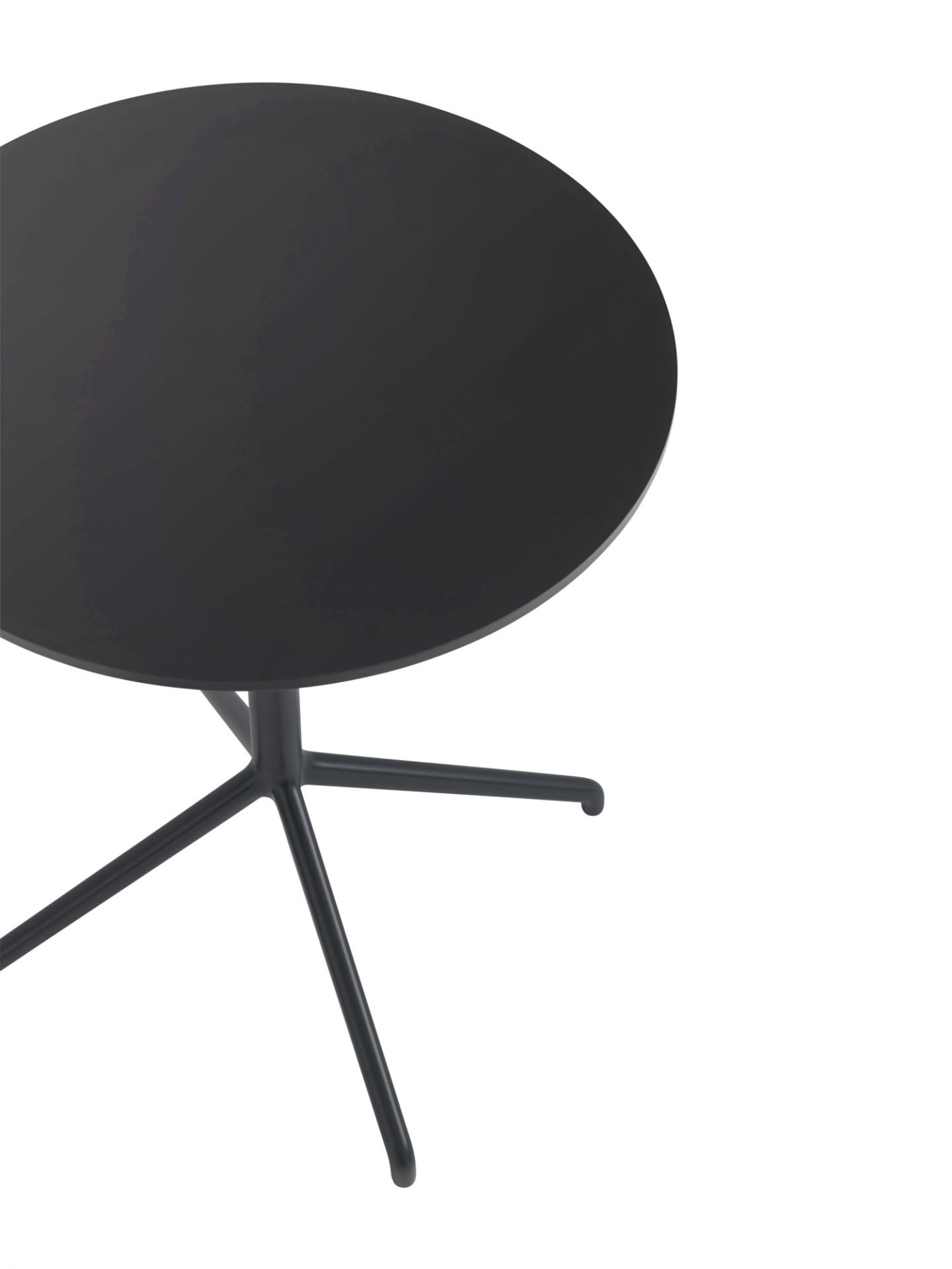 Schwarzer Muuto Still Cafe Table Beistelltisch mit runder Tischplatte und filigranem, dreibeinigem Untergestell.