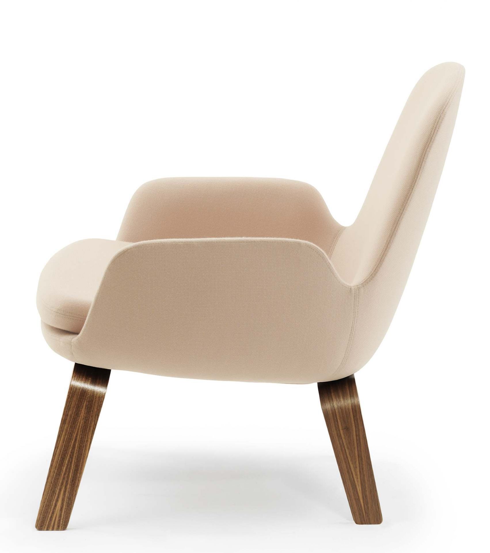 Era Lounge Chair von Normann Copenhagen, niedriger Sessel in Rosa mit Holzbeinen, Seitenansicht.