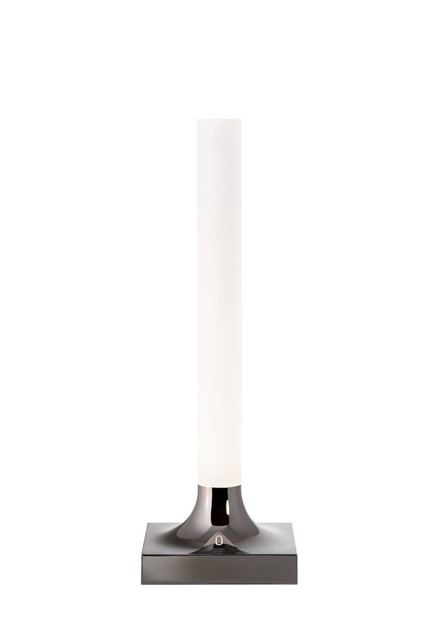 Goodnight Leuchte von Kartell: Moderne Akkulampe mit silberfarbenem Sockel und zylindrischem Leuchtkörper.