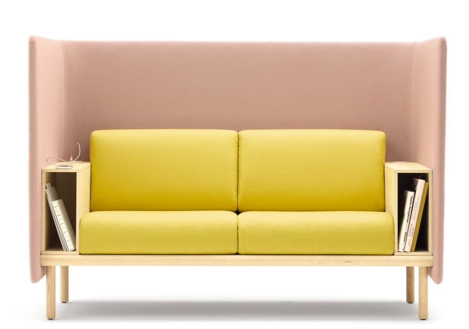 Modernes Cor Sofa Floater 2-Sitzer in Gelb und Rosa mit integrierten Regalen für Bücher.