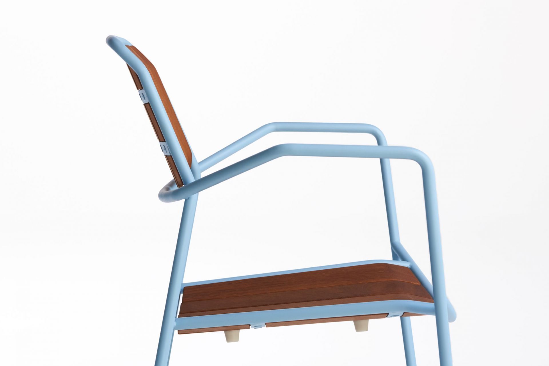 Osmo Stuhl von Prostoria: Teakholz Sitzfläche und Rückenlehne, hellblaues Metallgestell, Outdoor Möbel.