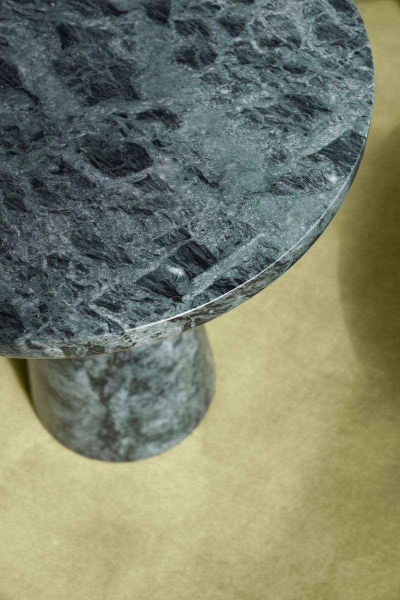 Detailaufnahme des Bell Beistelltisches von ClassiCon, gefertigt aus edlem, grünem Marmor mit einzigartiger Maserung.