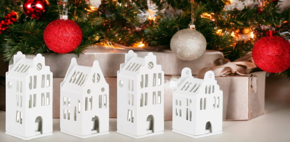 Zuhause Lichthaus Grachtenräder 4er Set vor Weihnachtsbaum mit Kugeln und Geschenken. Dekorative Windlichter im skandinavischen Stil.