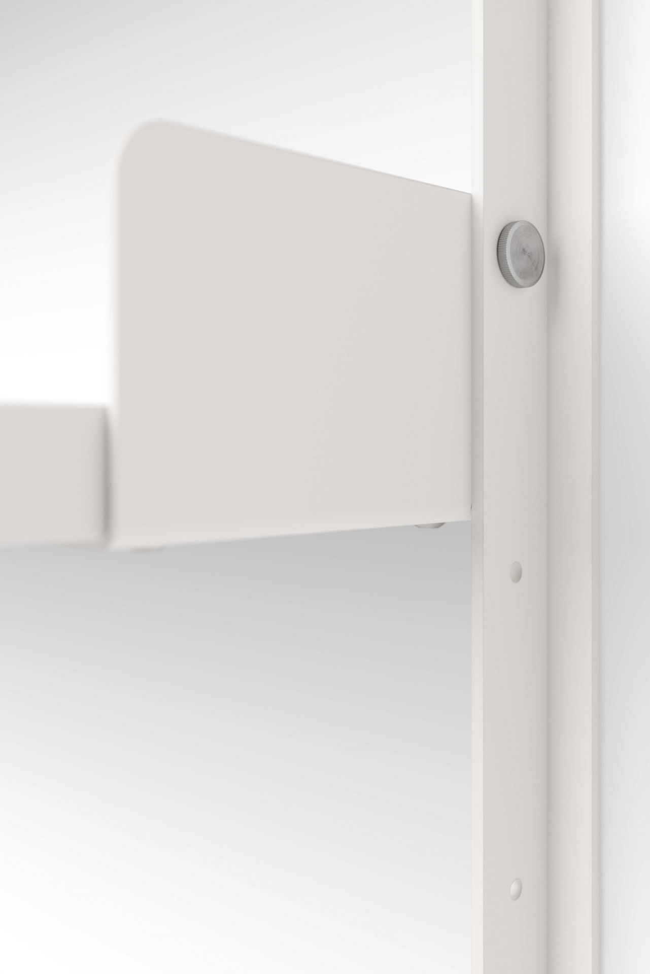 Detailaufnahme des weißen New Works Regalsystems, das eine minimalistische und moderne Wandgestaltung ermöglicht.