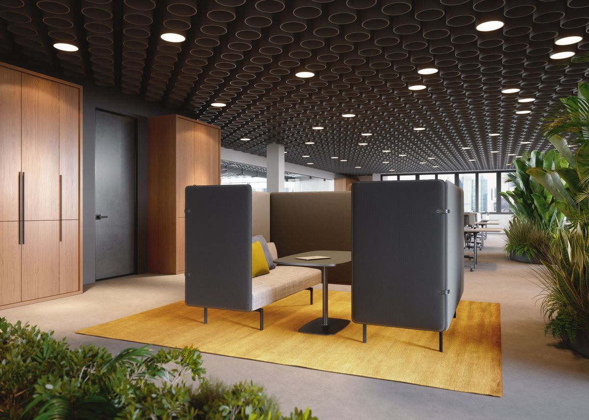Muud Lite Sofa von Walter Knoll, freistehendes Loungemöbel mit Akustikpaneelen in modernem Büro.