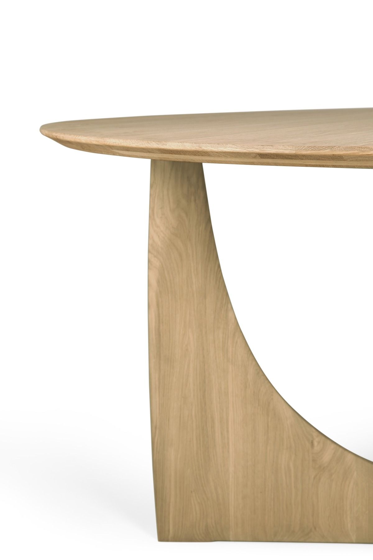 Detailaufnahme des Ethnicraft Geometric Dining Table: Runder Esstisch aus hellem Massivholz mit einzigartigem, skulpturalem Untergestell.