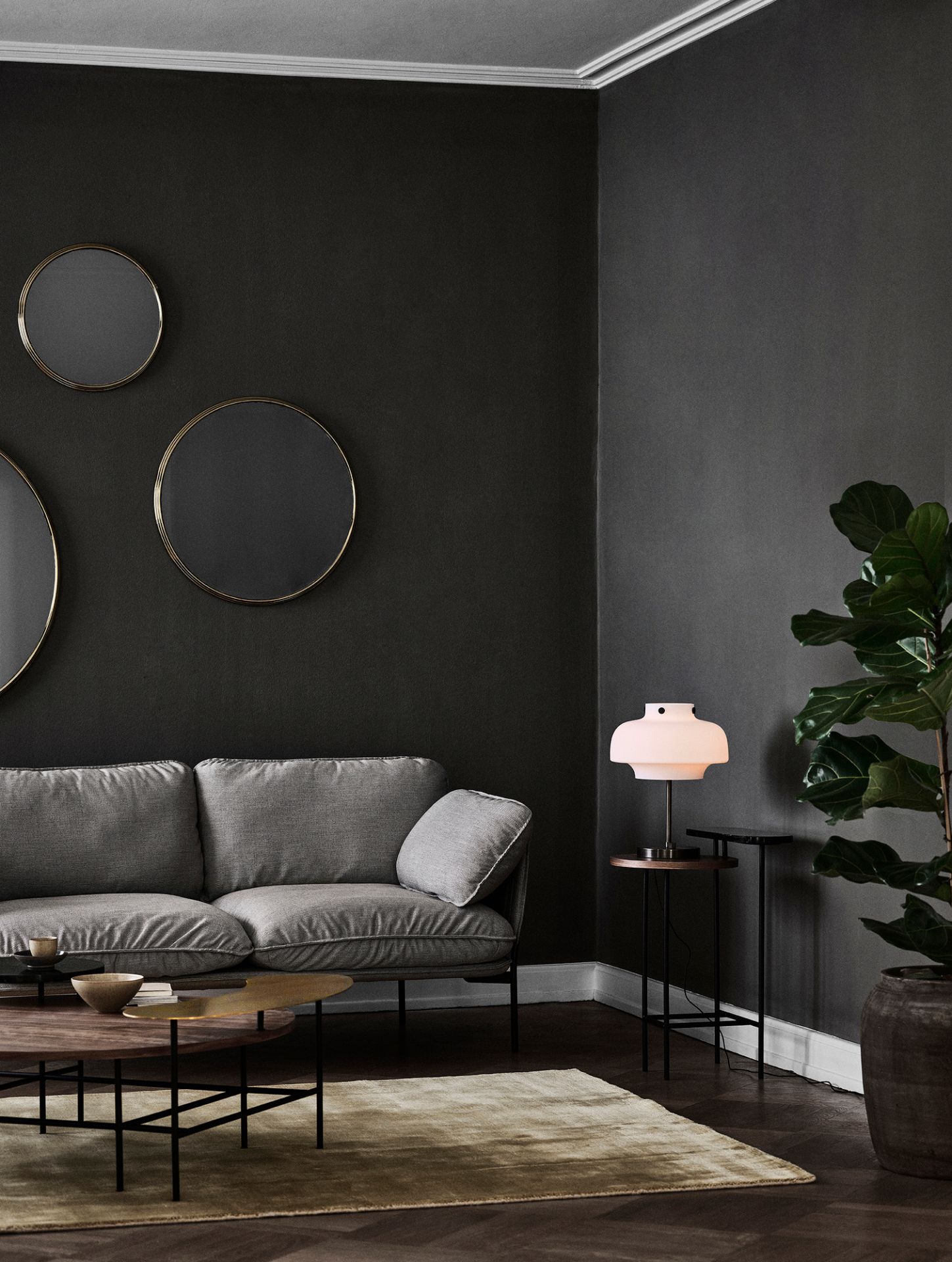 Graues Cloud Sofa von AndTradition im modernen Wohnzimmer mit Couchtisch, Lampe und Zimmerpflanze.