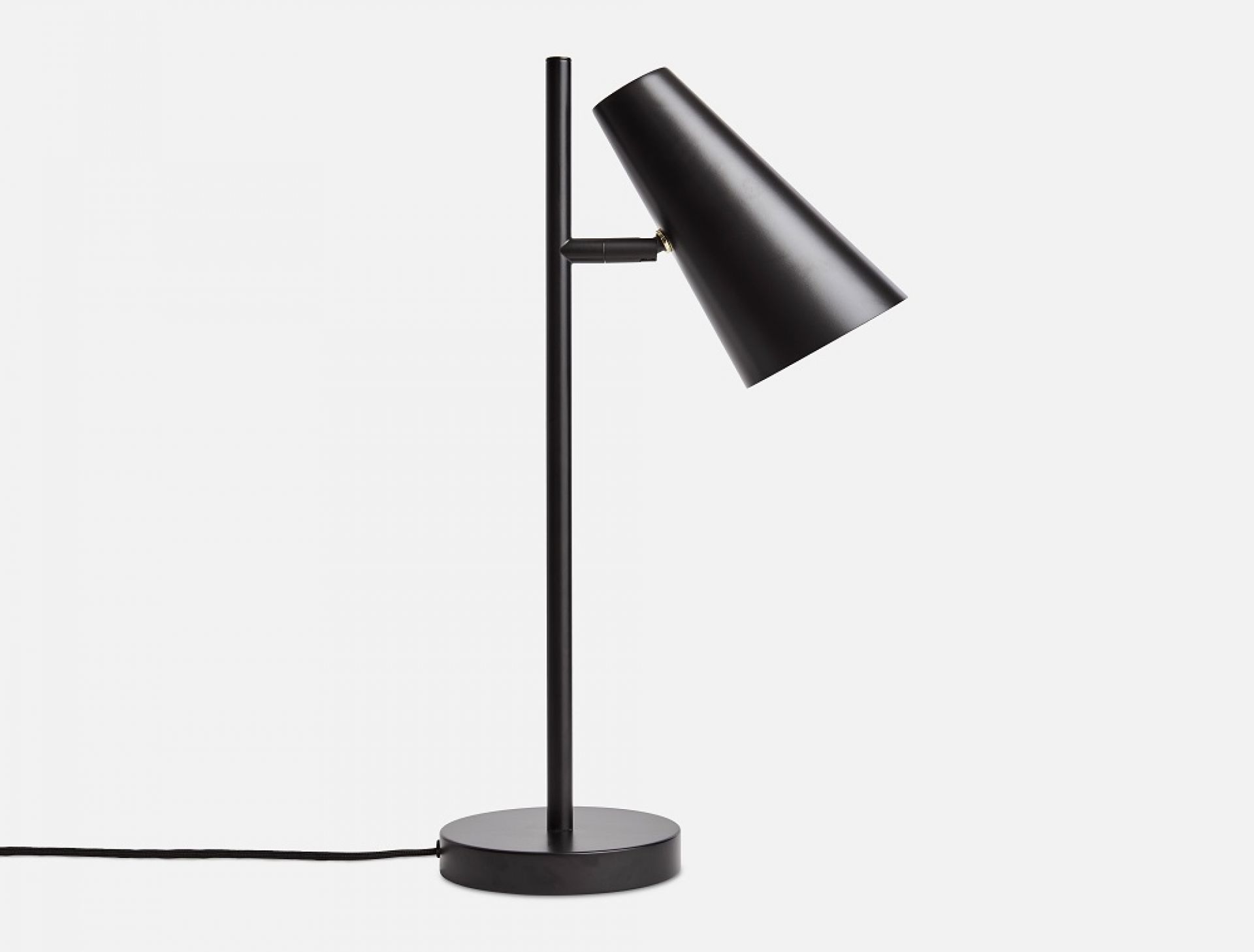 Schwarze Cono Tischleuchte von Woud mit kegelförmigem Lampenschirm und minimalistischem Design für den Nachttisch.