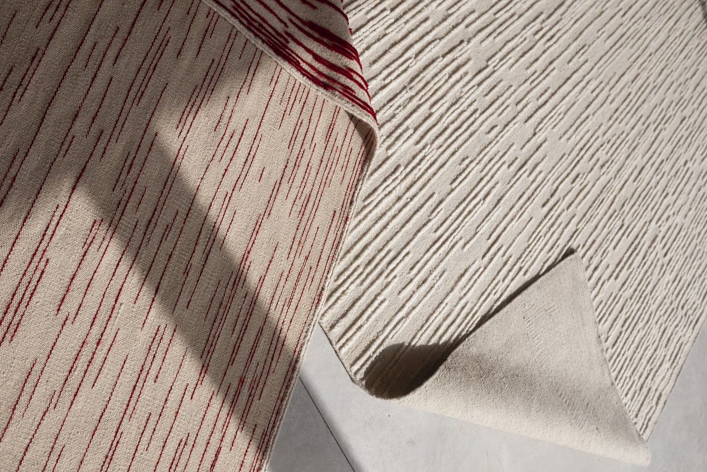 Nanimarquina Teppich Doblecara Rug: Wendbarer Design-Teppich mit beiger Textur und rotem Linienmuster.