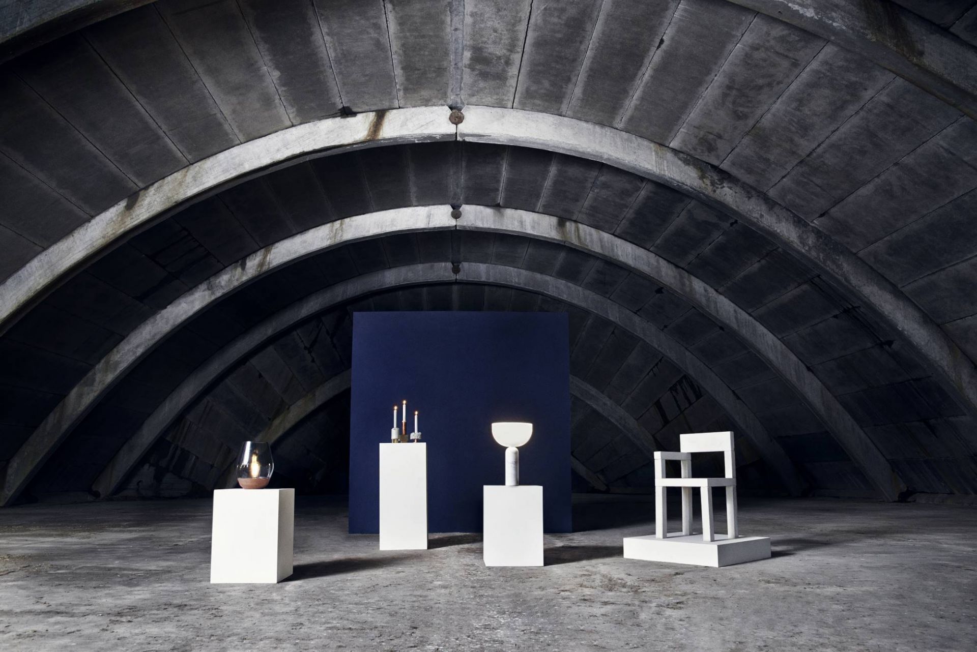 Kizu Tischleuchte von New Works, moderne Designleuchte aus Marmor, warmes Licht, minimalistisch.
