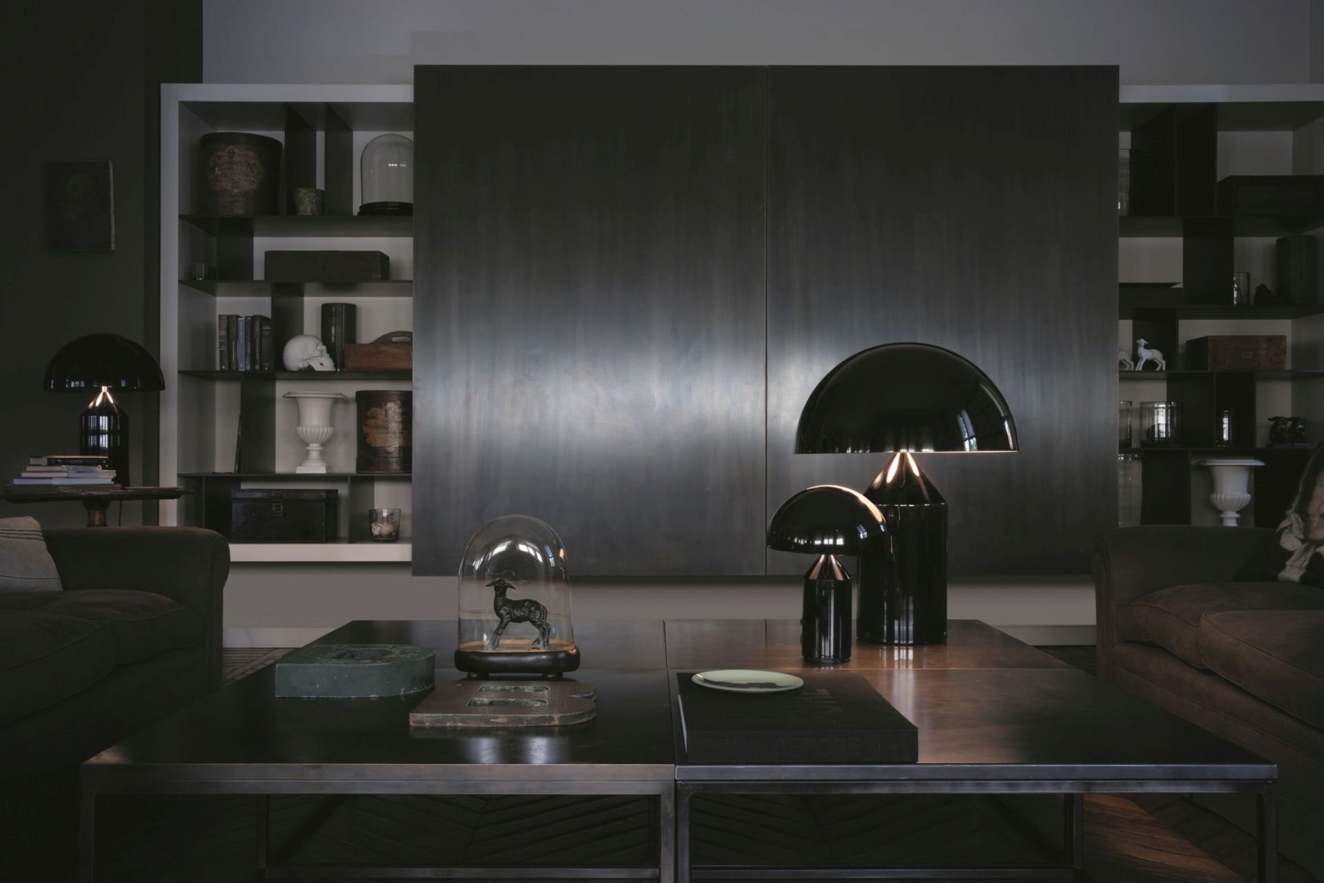 Schwarze Atollo Tischleuchte von Oluce im modernen Wohnzimmer, ikonisches Designobjekt und stilvolle Beleuchtung.