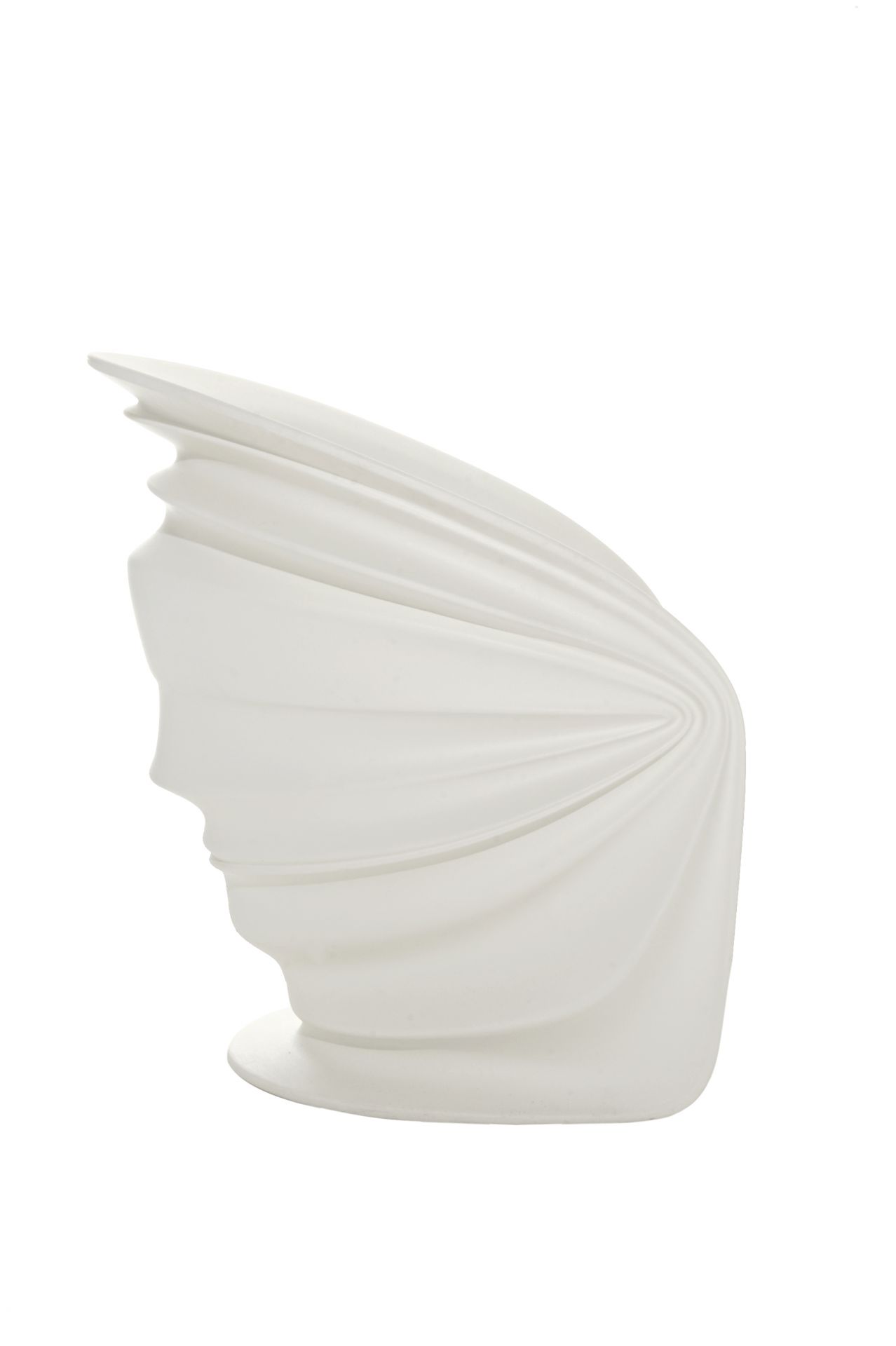 Weißer Driade Modesty Veiled Sessel, Designermöbel mit skulpturalem Design und eleganten Linien.