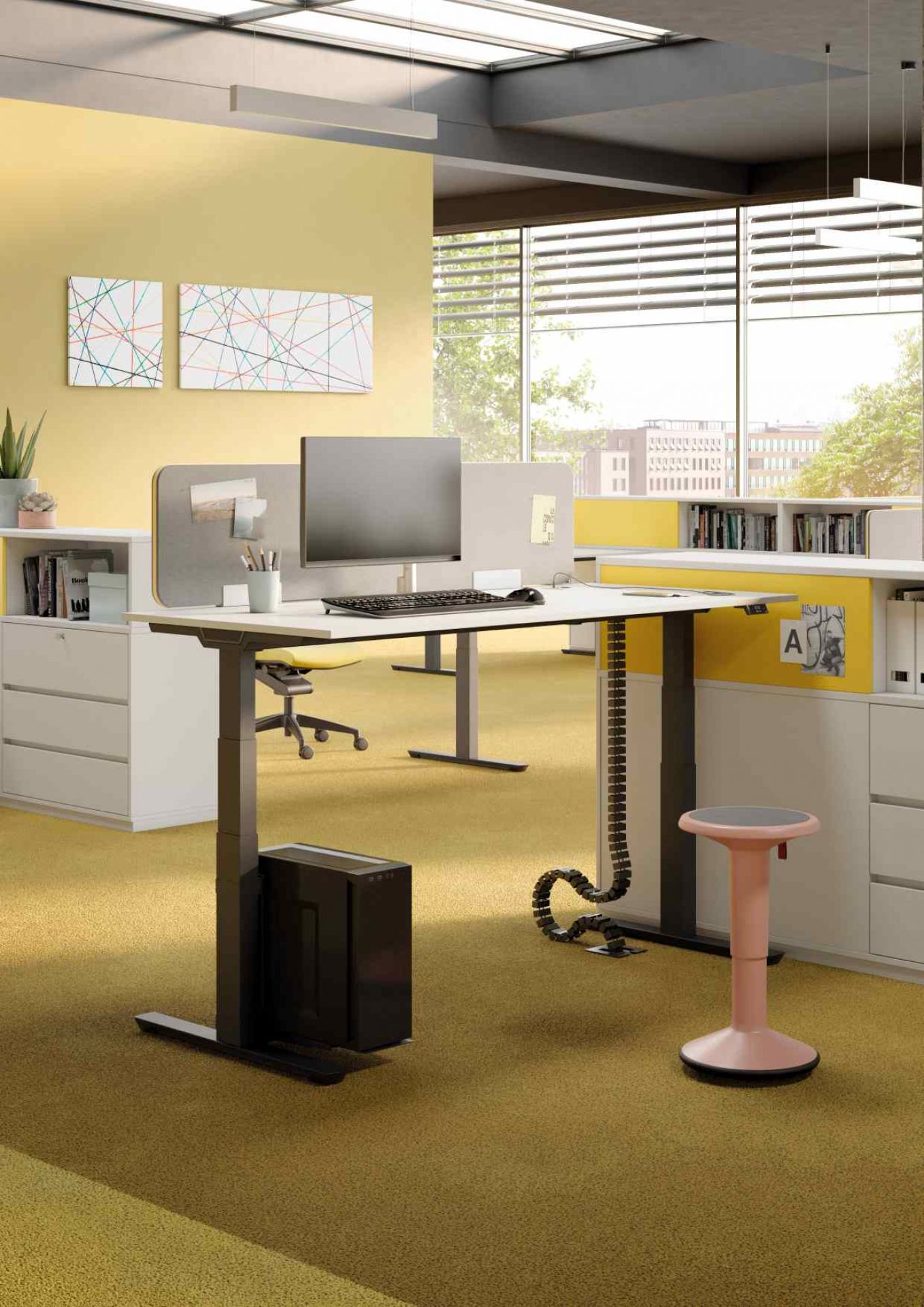 Büro mit Palmberg Crew T Schreibtisch, höhenverstellbar, mit PC, Bürostuhl und Stehhilfe für ergonomisches Arbeiten.