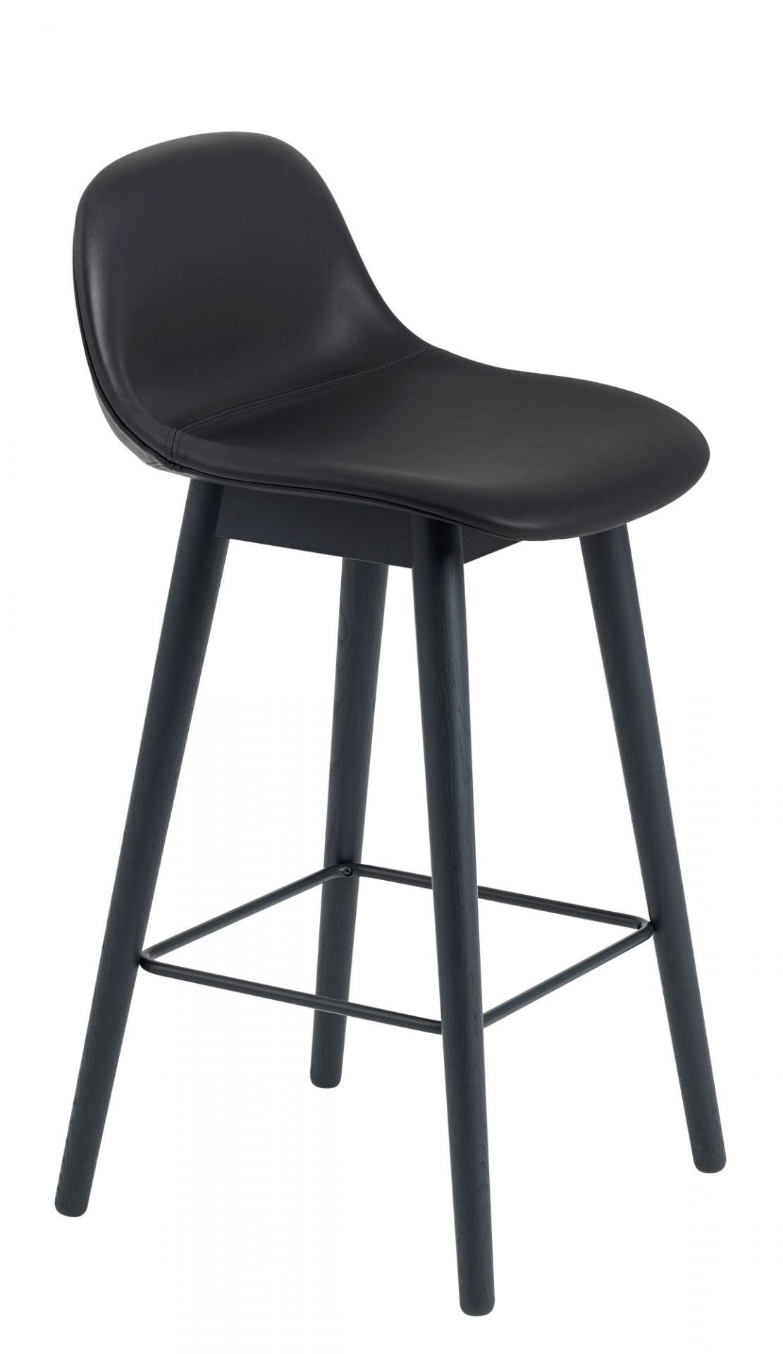 Schwarzer Fiber Counter Stool Barhocker von Muuto mit Rückenlehne und Holzbeinen, ideal für Küche und Bar.