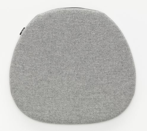 Graues Soft Seats Sitzkissen von Vitra, Modell Typ A Cosy 2 Pebble, für drinnen und draußen.