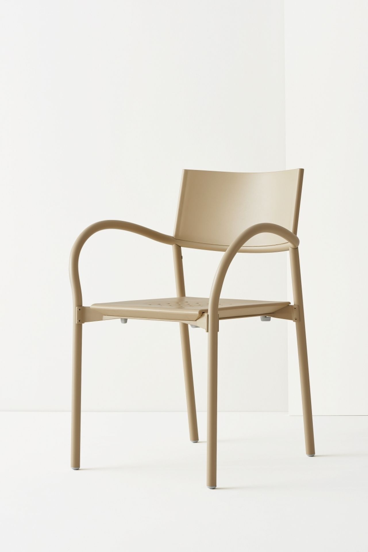 Breeze Stuhl von Segis, grün, aus poliertem Aluminium, mit Armlehnen und minimalistischem Design.