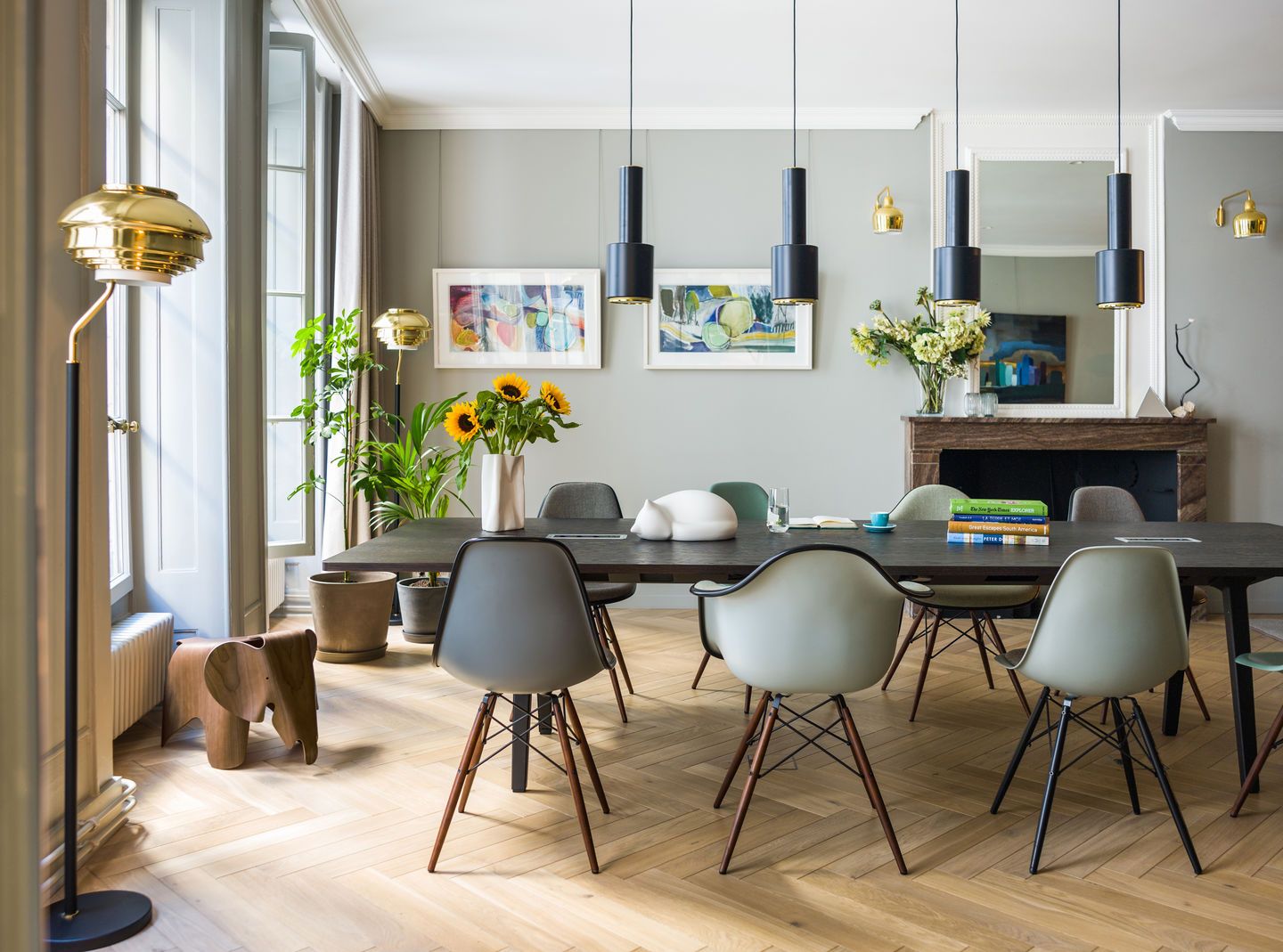 Esszimmer mit Esstisch und mehreren Vitra Eames Fiberglass Chairs DSW mit Sitzpolster.