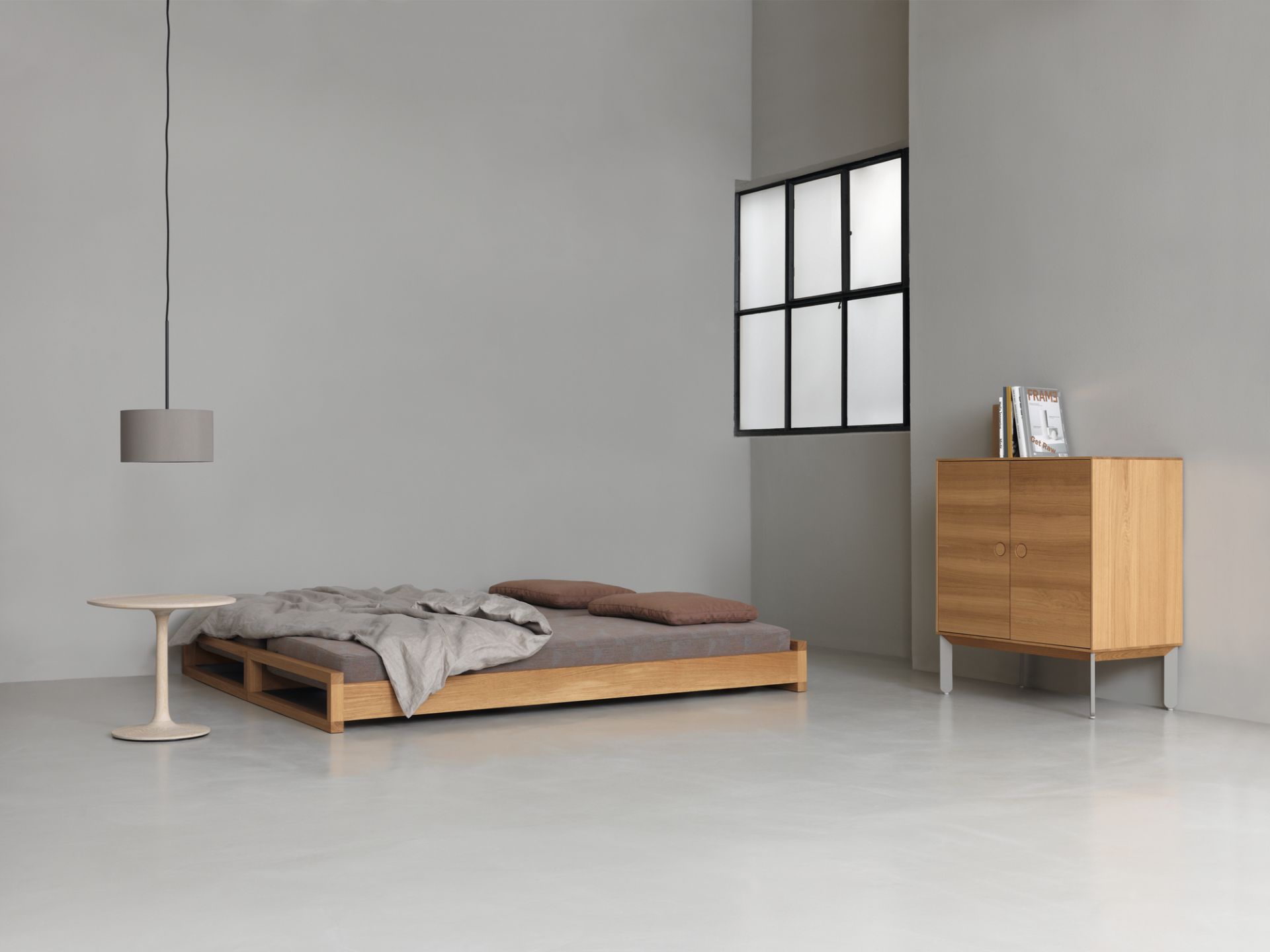 Guest 90 Holzbett von Zeitraum mit Nachttisch und Kommode in einem hellen, modernen Schlafzimmer.