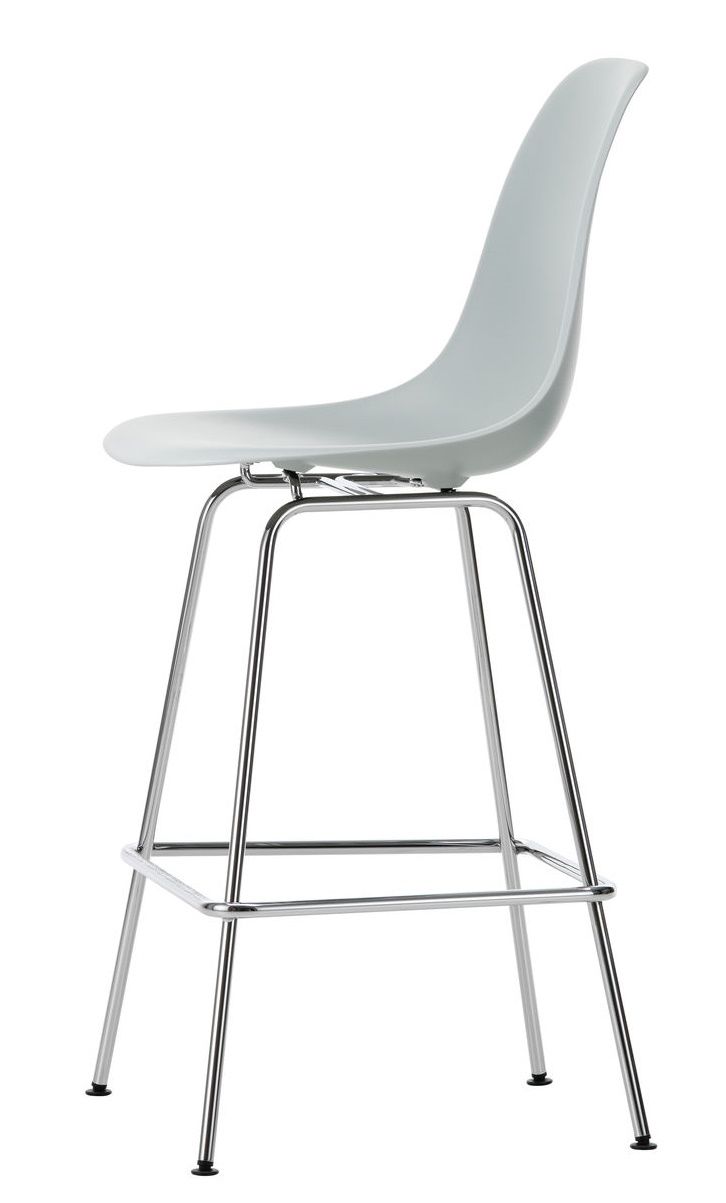 Vitra Eames Plastic Bar Stool in Hellgrau mit verchromtem Gestell, moderner Barhocker für Küche oder Bar.
