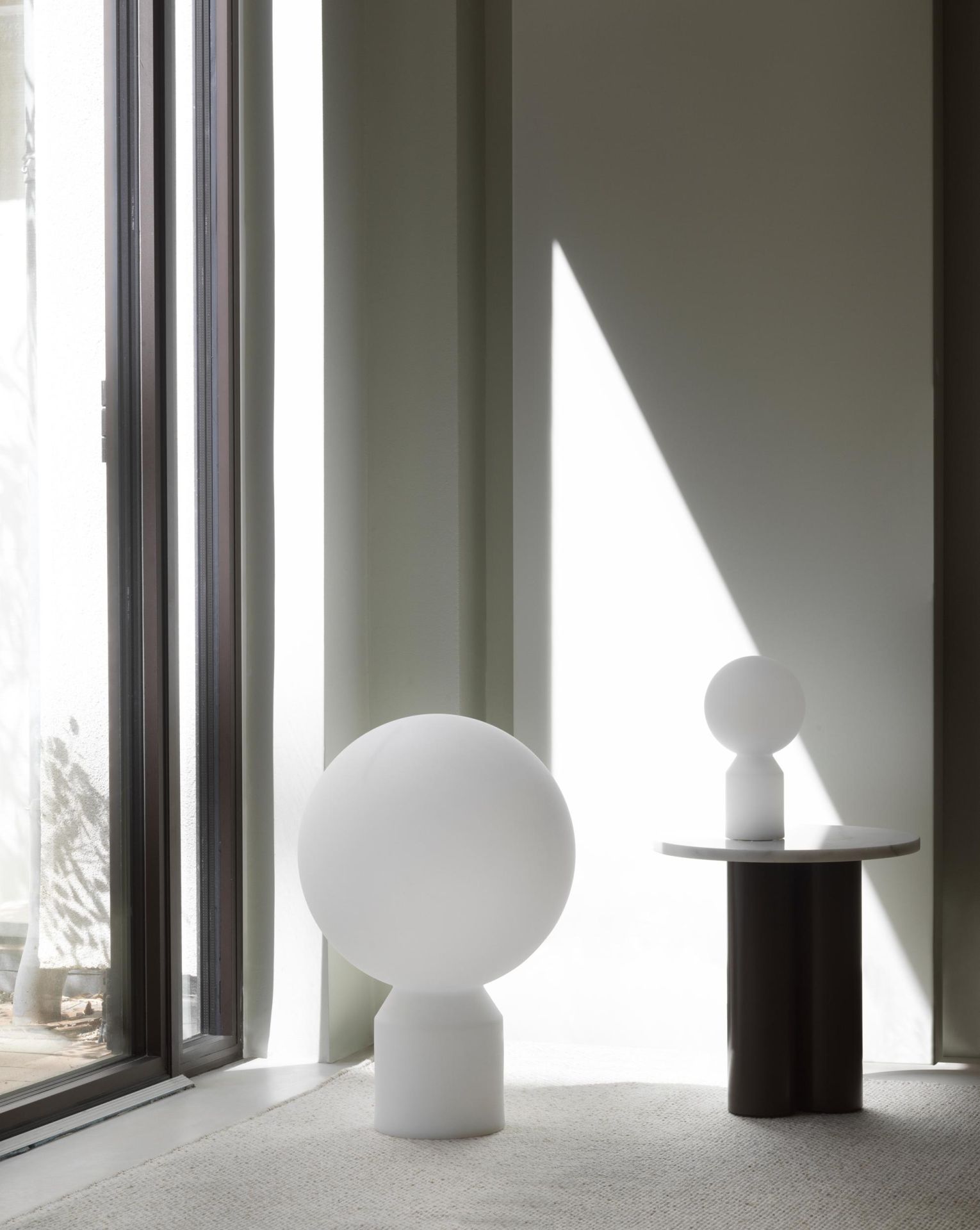 Dit Coffee Table Beistelltisch von Normann Copenhagen mit zwei modernen Lampen in minimalistischem Interieur.