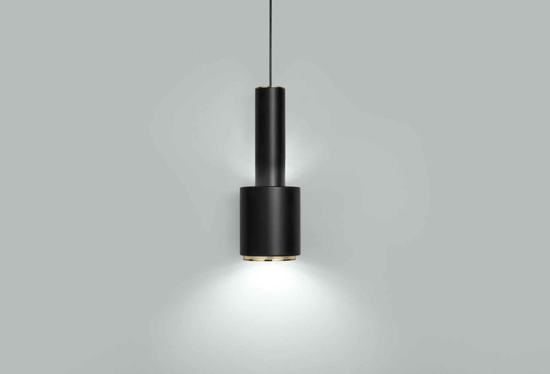 Schwarze A110 Pendelleuchte von Artek im Hand Grenade Design, moderne Hängelampe für Wohnräume.