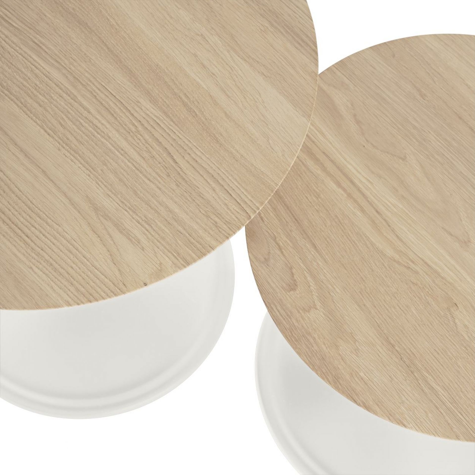 Detailaufnahme von zwei Muuto Soft Side Table Beistelltischen mit runder Holzplatte und weißem Fuß.