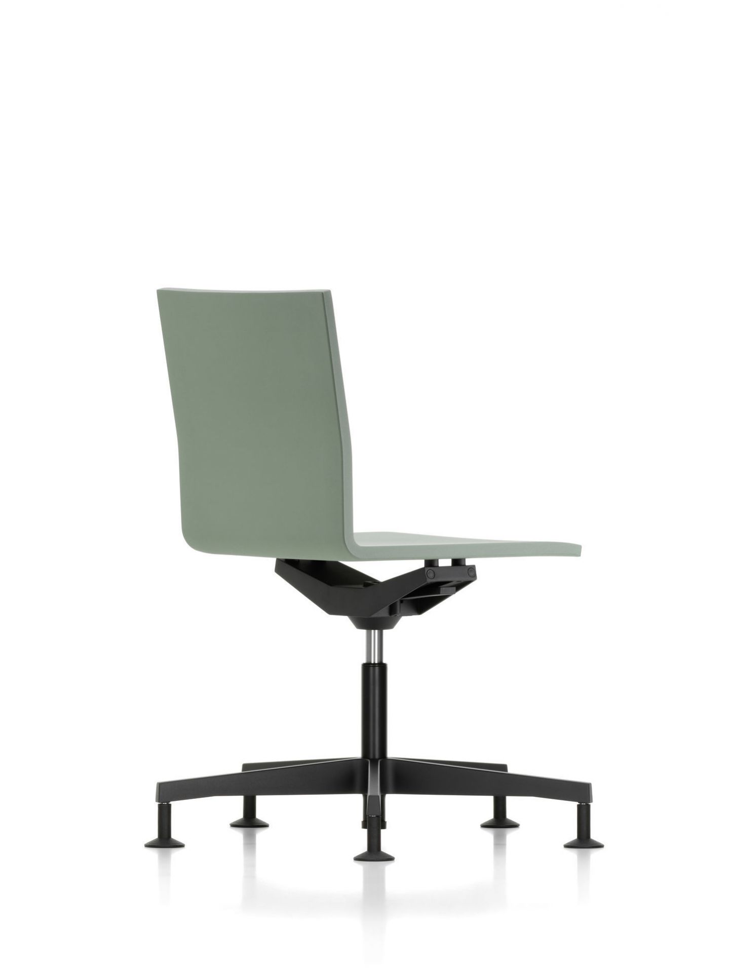 .04 Bürodrehstuhl von Vitra in Salbeigrün, ohne Armlehnen, mit schwarzem Fußkreuz.