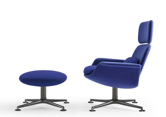 Blauer KN02 Sessel von Knoll International mit hoher Rückenlehne und passendem Hocker.