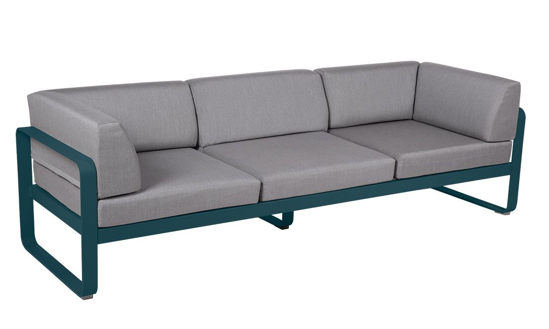 Bellevie 3-Sitzer Outdoor Sofa von Fermob mit grauen Polstern und petrolfarbenem Gestell für Garten und Terrasse.