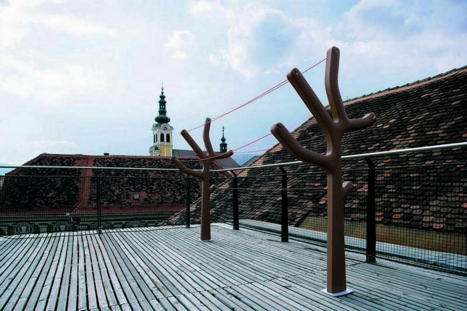 Zwei Alberto Wäscheständer im Baumdesign auf einer Dachterrasse, Wäscheleine gespannt, für Innen- und Außenbereich.