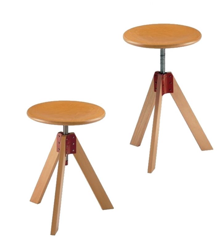 Zwei Giotto Hocker von Zanotta aus Holz mit verstellbarer Sitzhöhe.