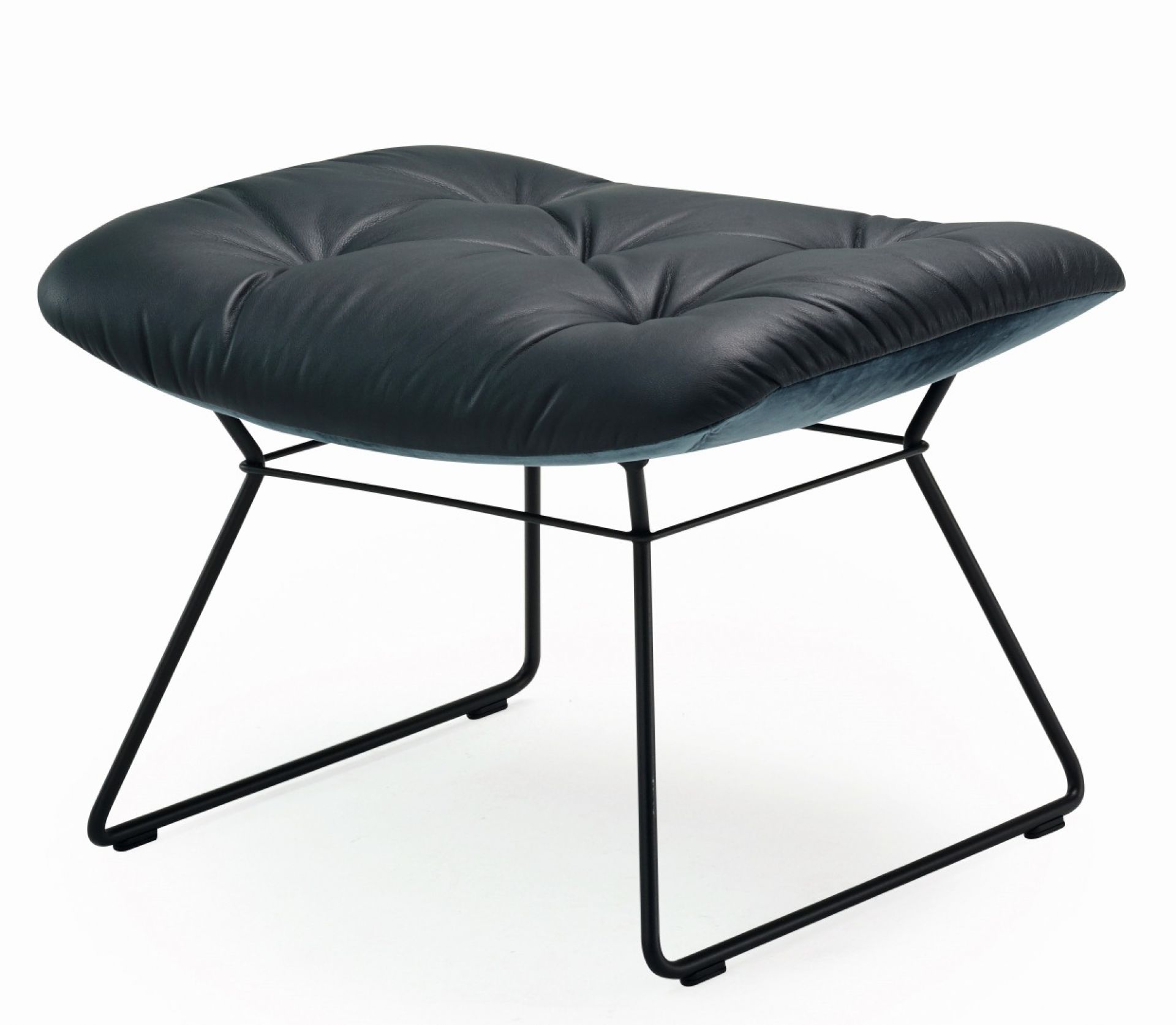 Leya Ottoman von Freifrau Manufaktur: Gepolsterter Hocker in Anthrazit mit schwarzem Drahtgestell. Modernes Design.