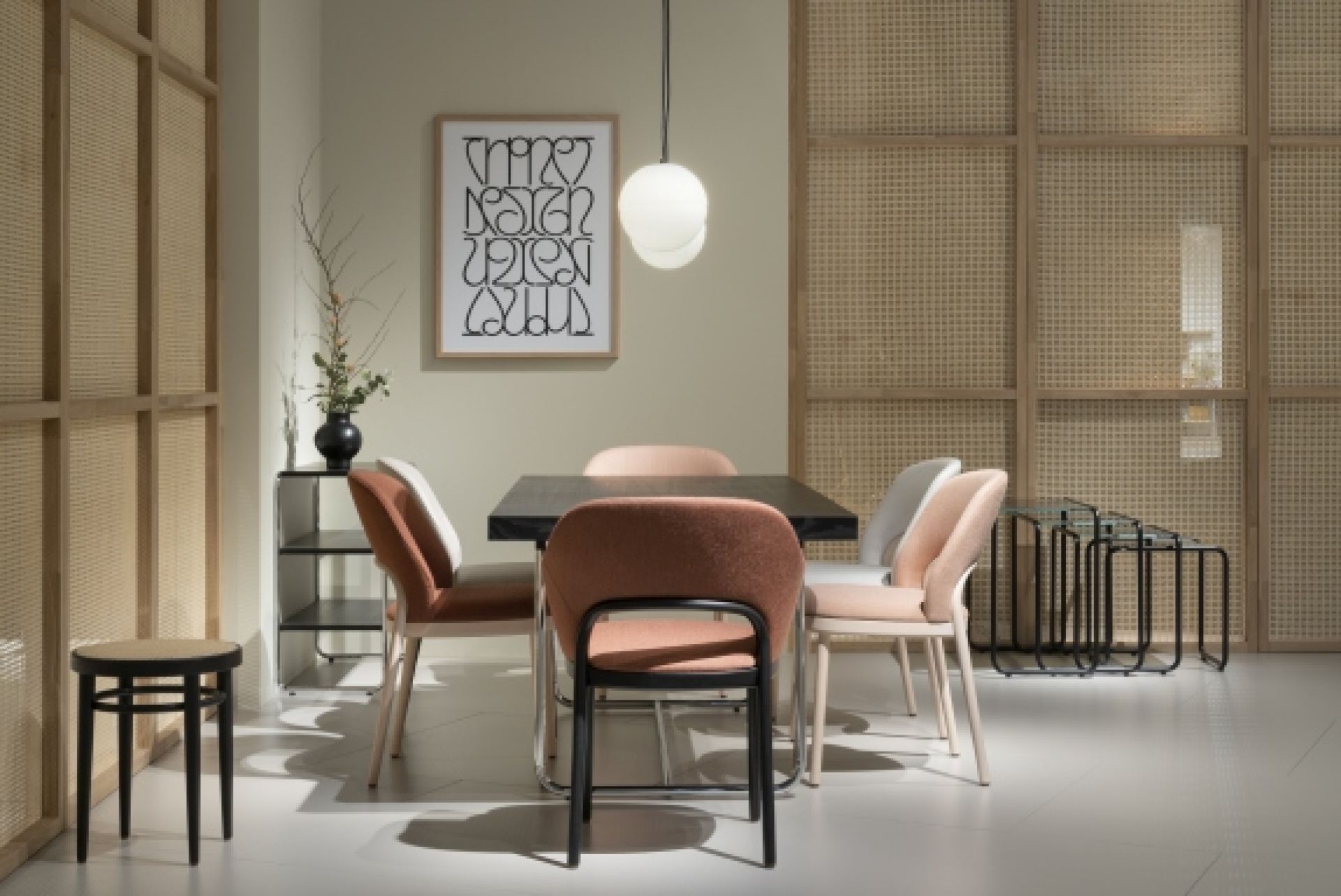 Esszimmer mit Thonet 520 P Polsterstühlen in Rosa und Braun um einen dunklen Holztisch.