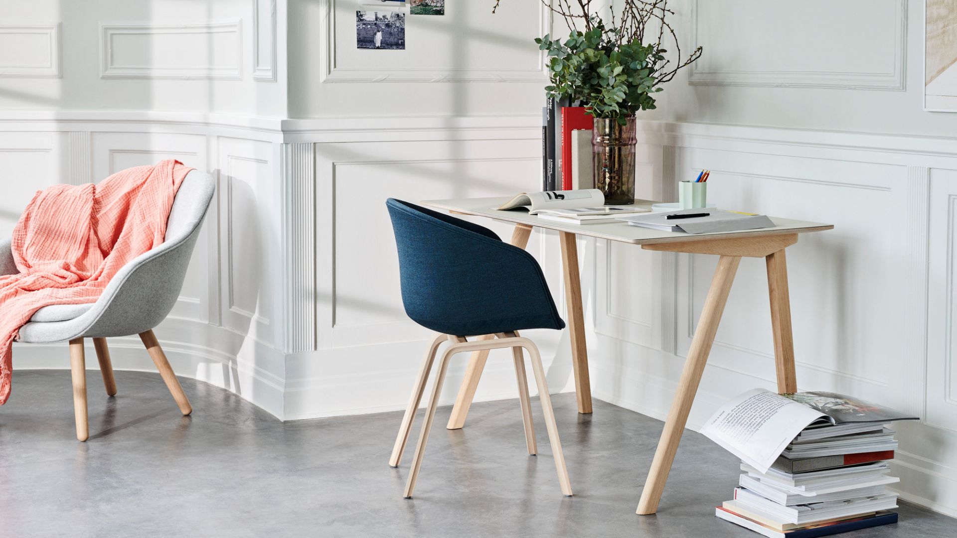 Heller Raum mit Copenhague Table CPH 90 Desk Schreibtisch von Hay, Stuhl und Dekoration für ein modernes Arbeitszimmer.