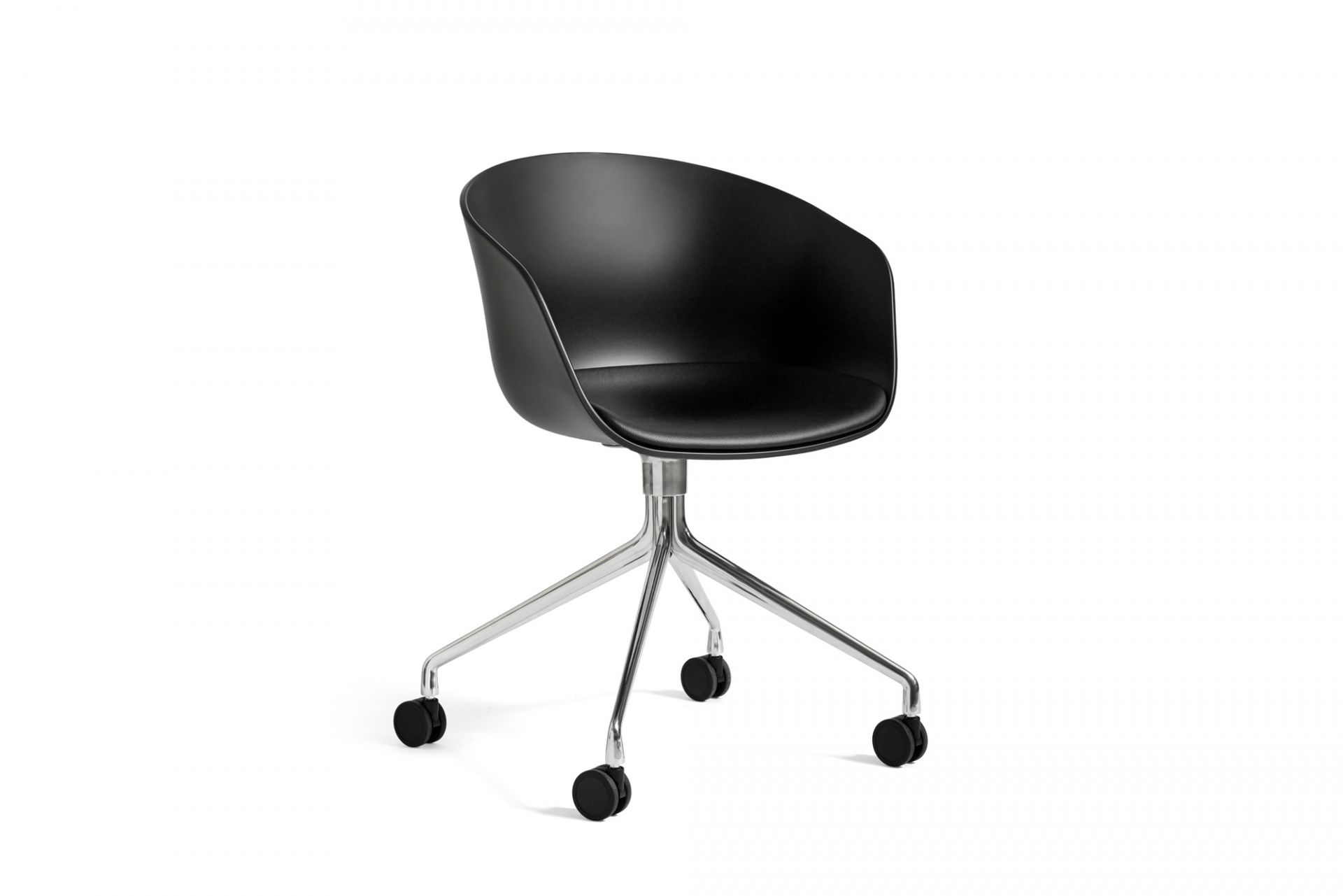 Schwarzer About A Chair AAC24 Stuhl von Hay mit Rollen und verchromtem Gestell.