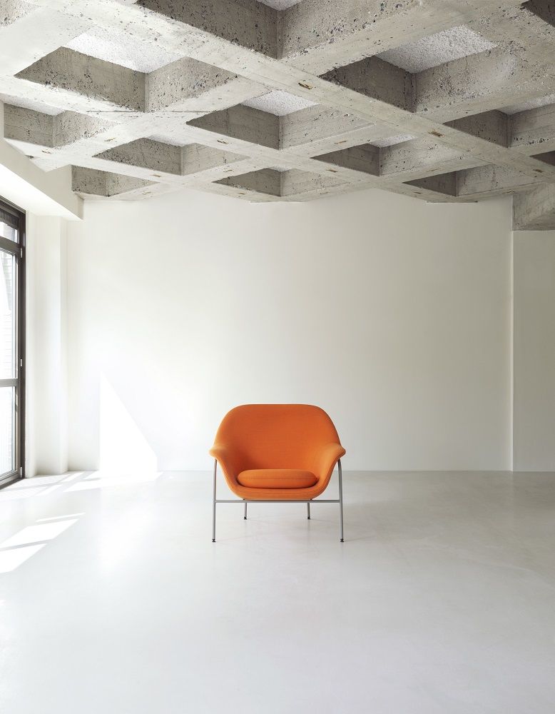 Oranger Lounge Sessel von Normann Copenhagen, niedrige Sitzhöhe, modernes Design für Wohnzimmer und Entspannung.