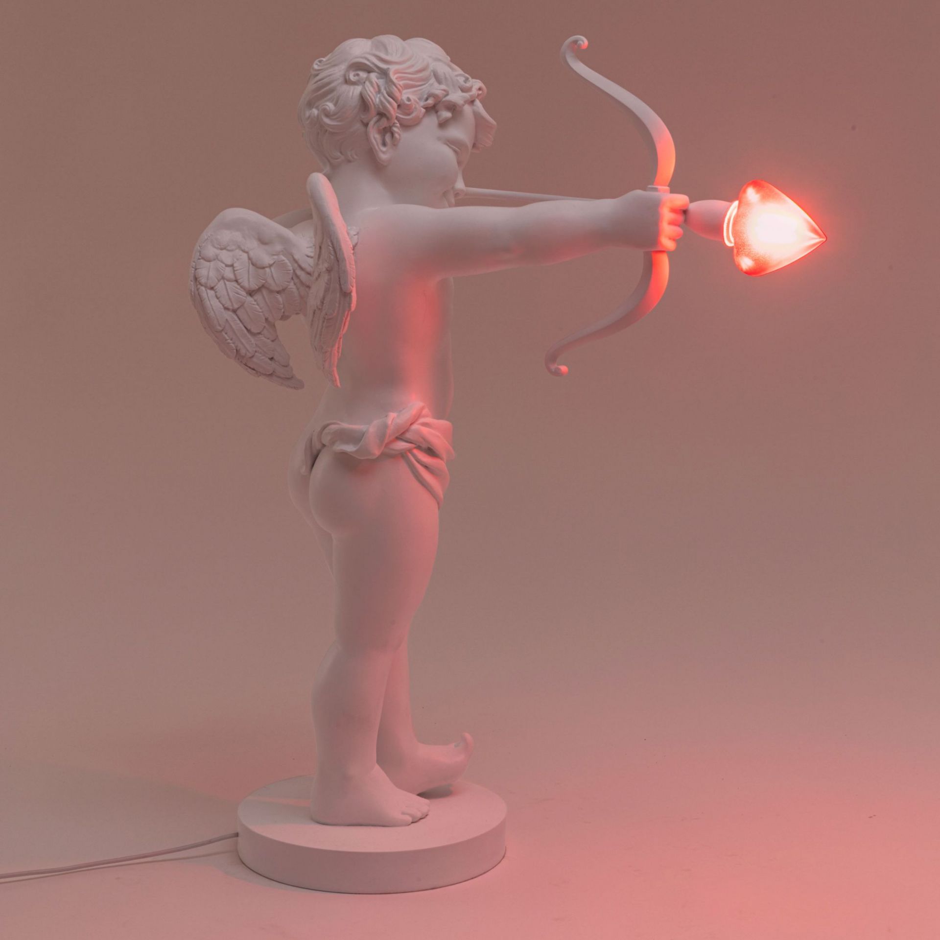 Cupid Lamp Tischleuchte von Seletti: Weißer Amor mit Pfeil und Bogen als Nachttischlampe.