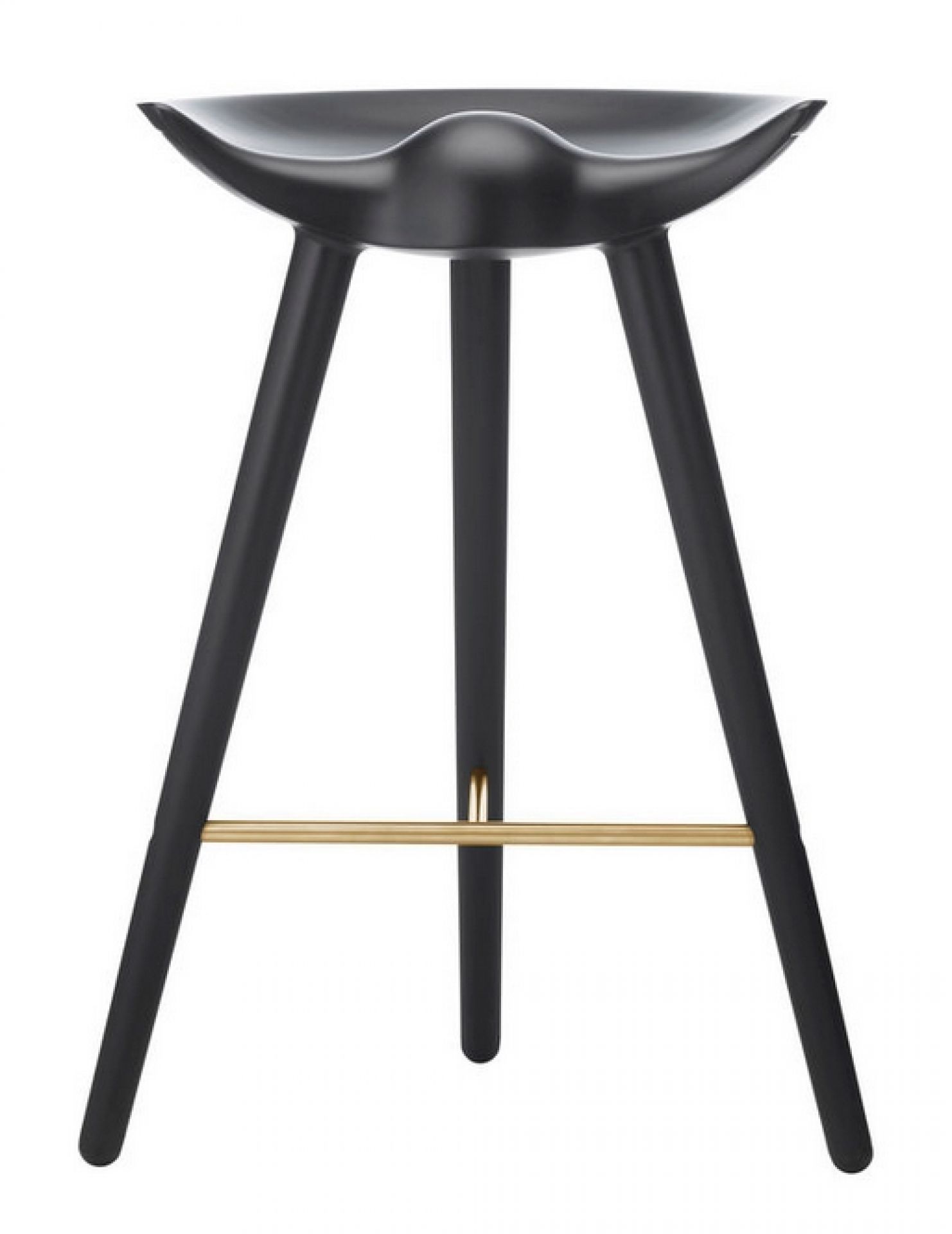 ML42 Thekenhocker von Audo in Schwarz mit drei Beinen und goldener Fußstütze.