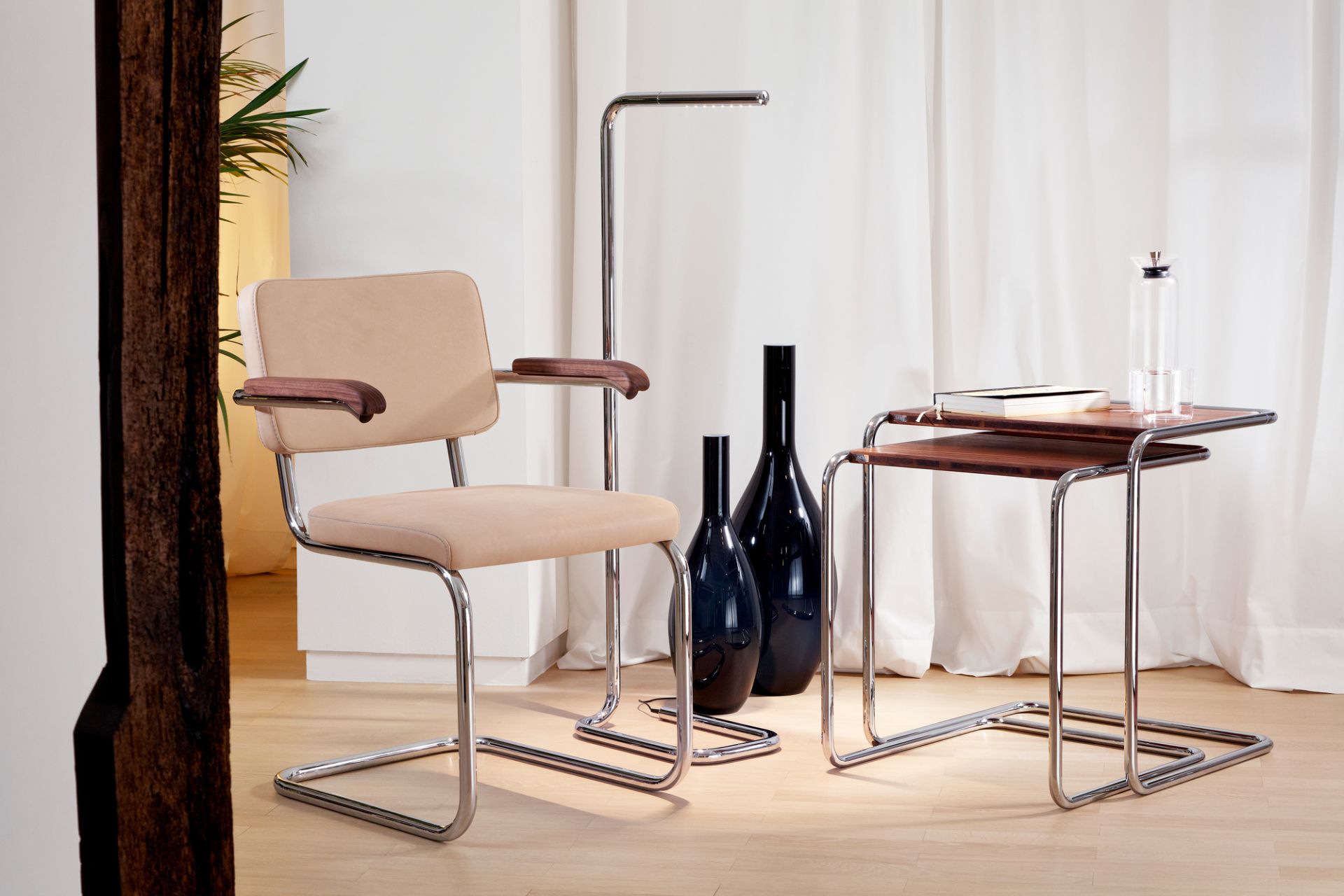B97 Thonet Beistelltisch Set mit Freischwinger Sessel, Stahlrohr und Holz, modernes Möbeldesign.