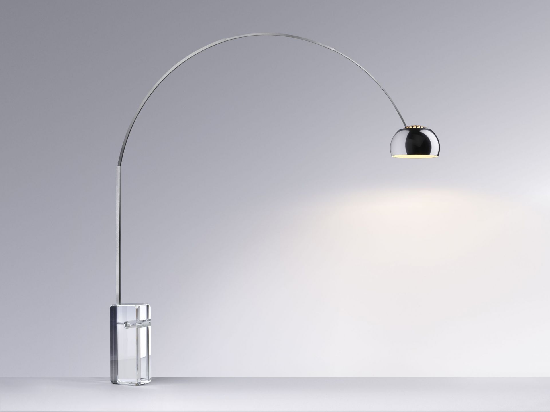 Arco Stehleuchte mit Chromschirm und Acrylfuß, modernes Design für Wohnzimmer und Büro.